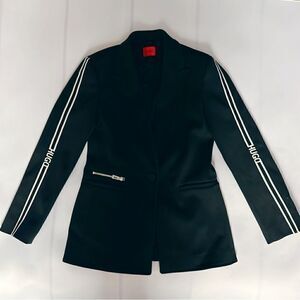 ᴇᴜᴄ ʜᴜɢᴏ ʟᴏɢᴏ ꜱɪɴɢʟᴇ-ʙʀᴇᴀꜱᴛᴇᴅ ʟᴏɴɢ ʙʟᴀᴢᴇʀ